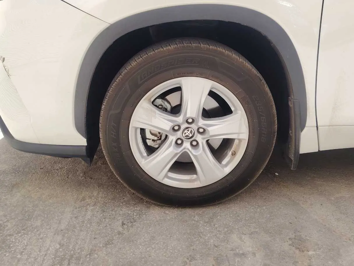 Car image 10