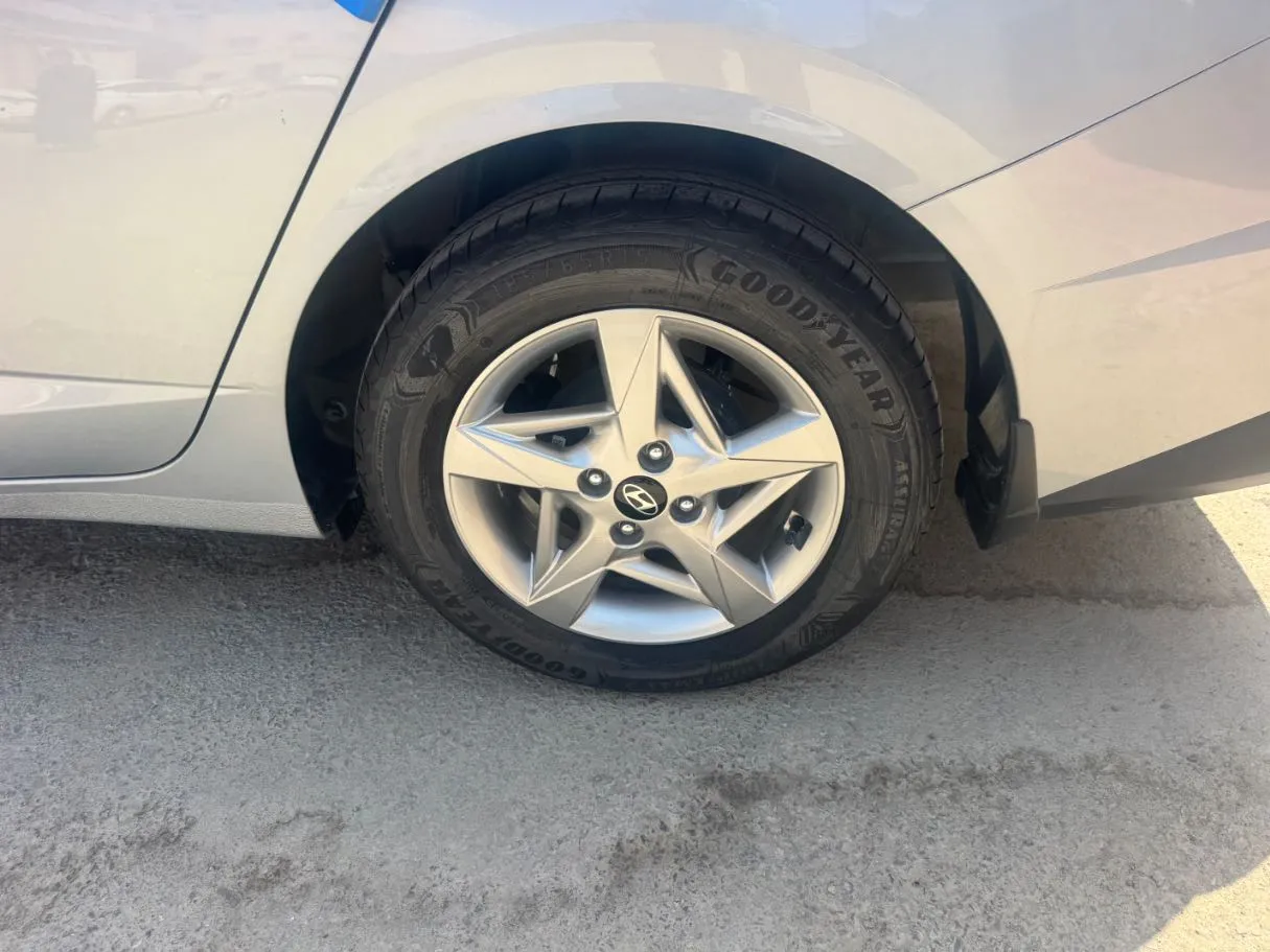 Car image 9