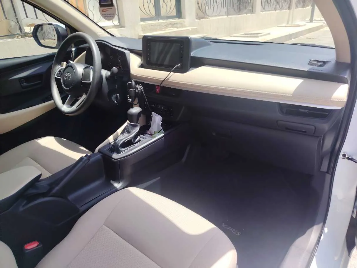 Car image 14