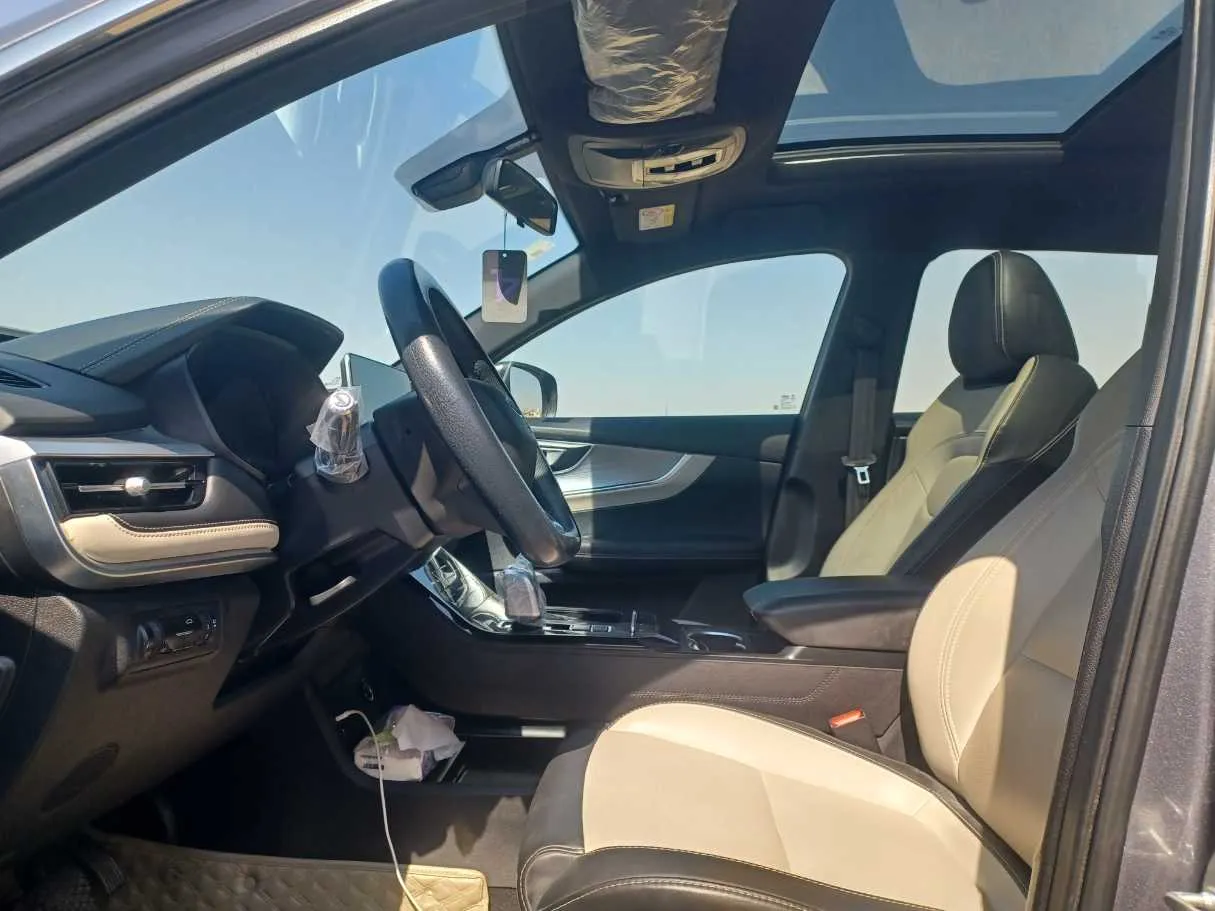 Car image 12