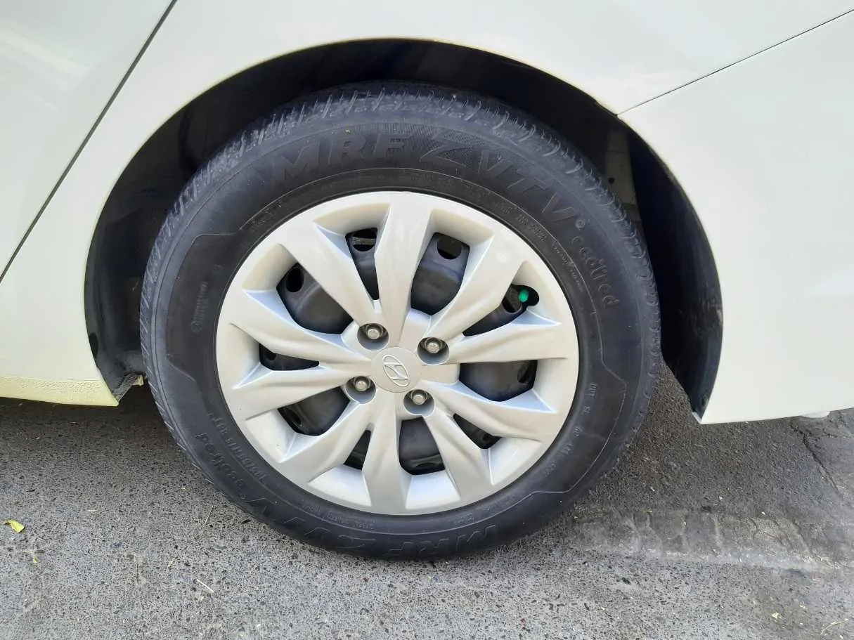 Car image 9