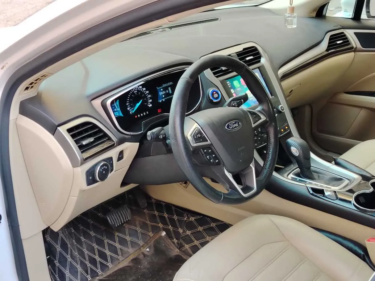 Car image 12