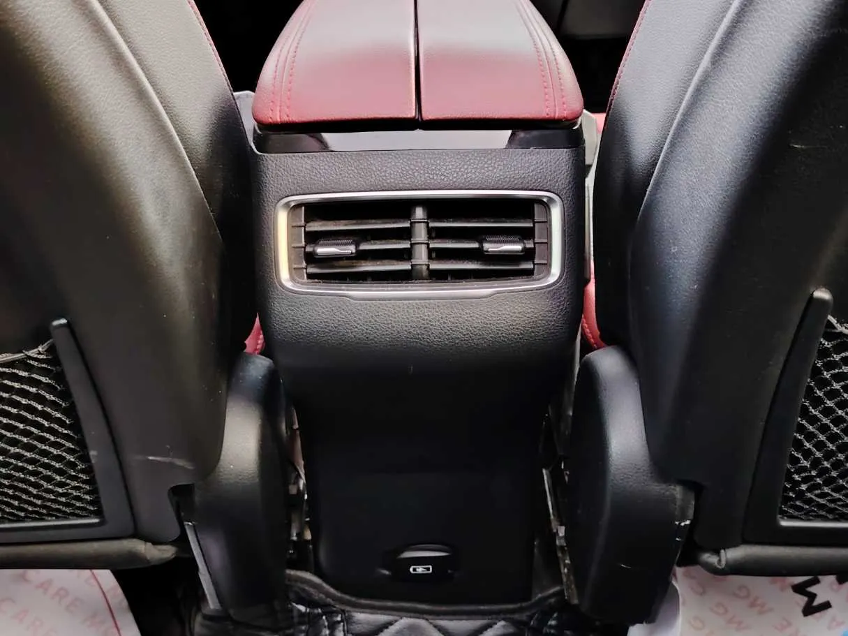 Car image 32