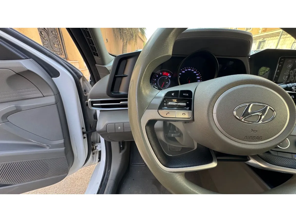Car image 18