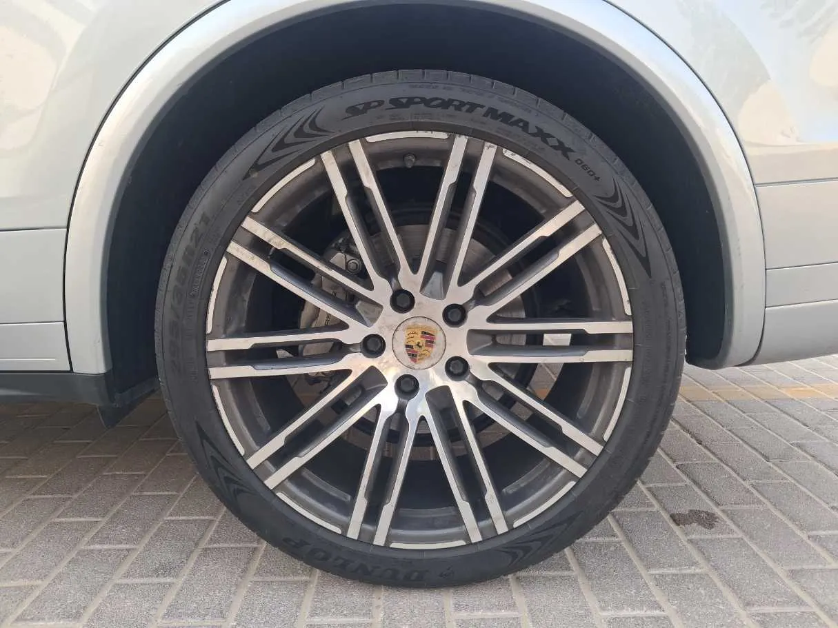 Car image 9