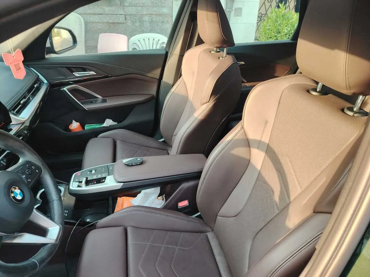 Car image 14