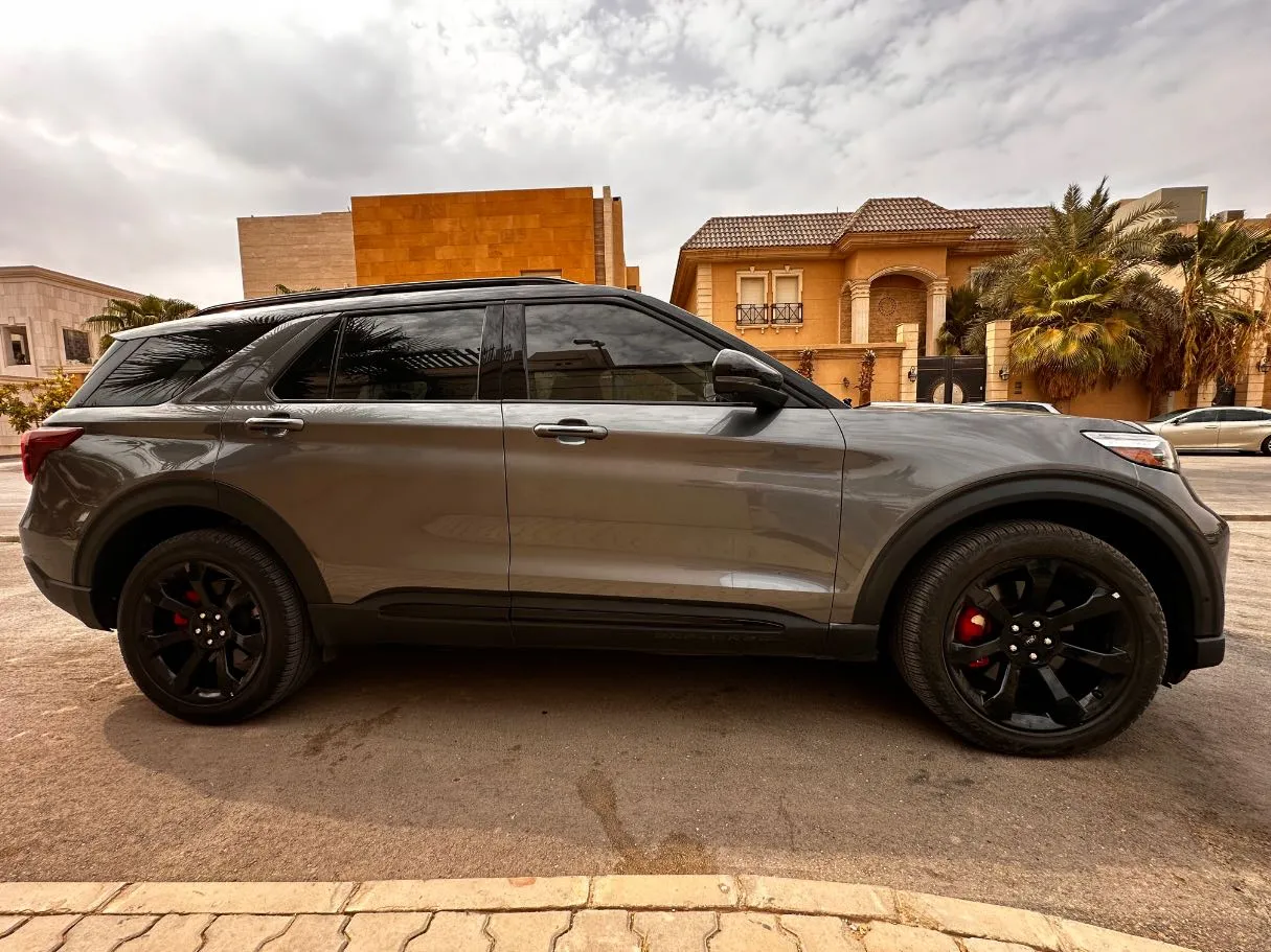 Car image 4