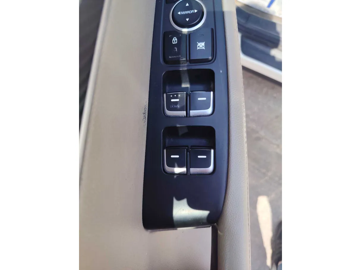 Car image 28