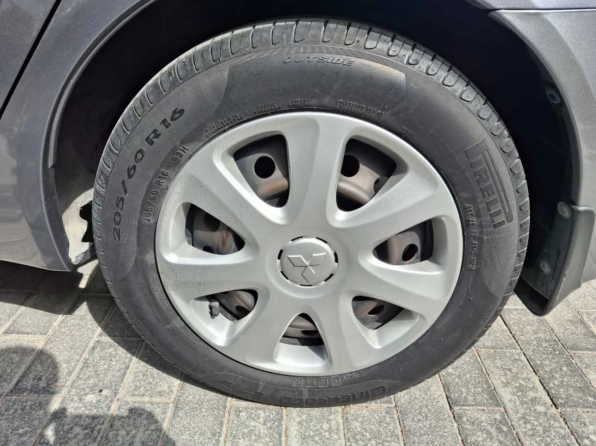 Car image 4