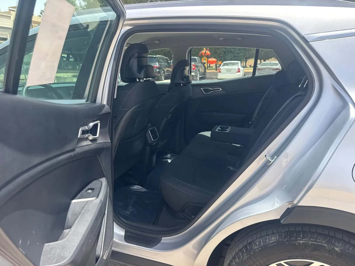 Car image 13