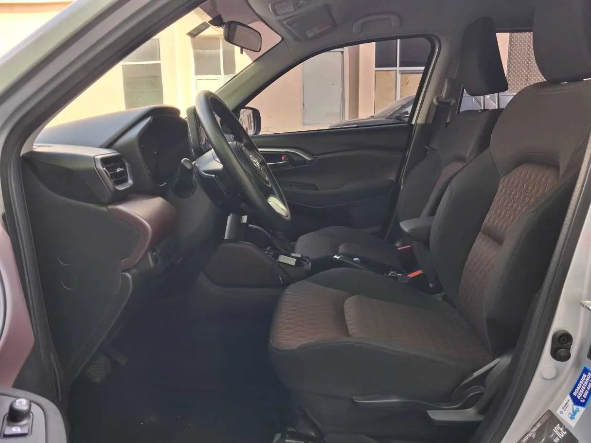 Car image 12