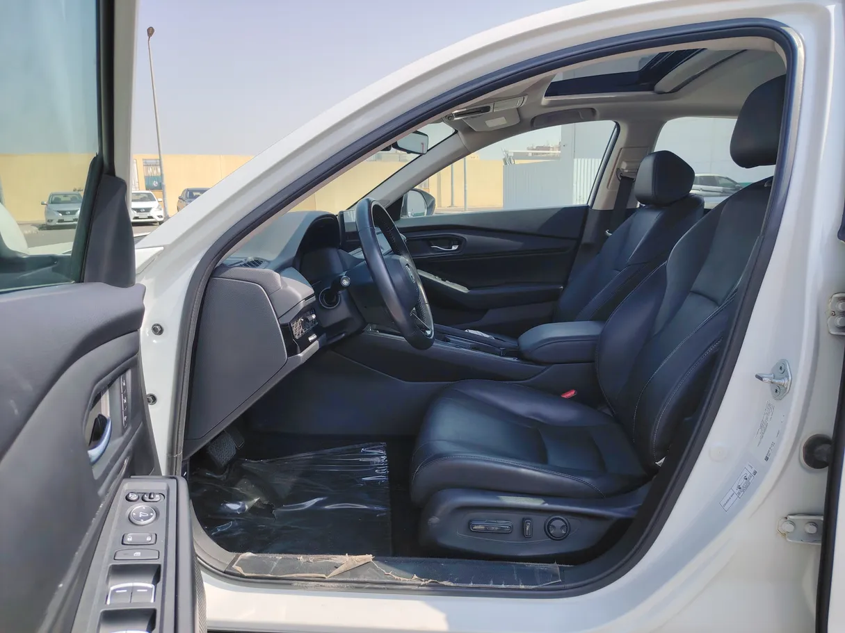 Car image 12