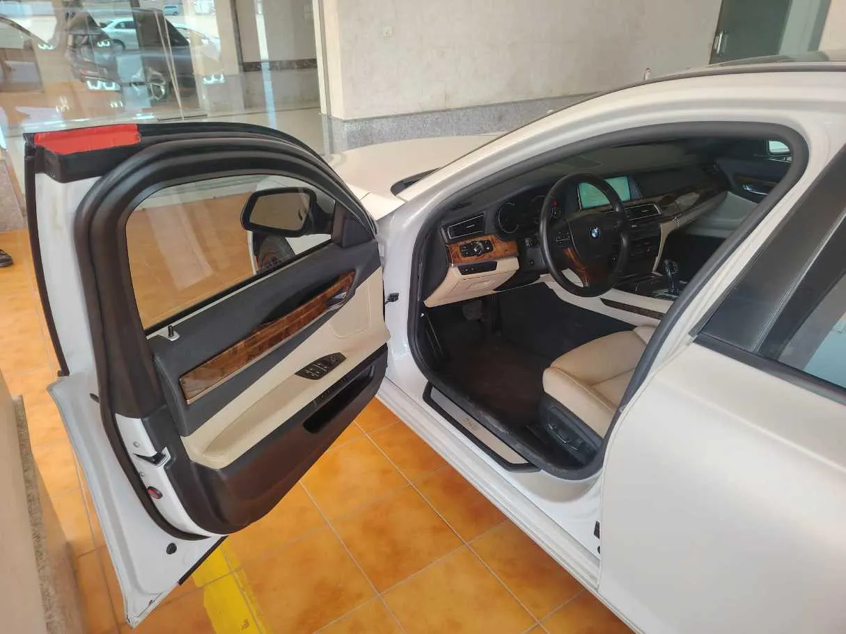 Car image 12