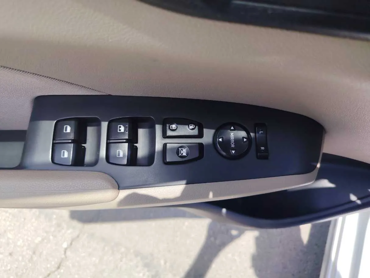 Car image 25