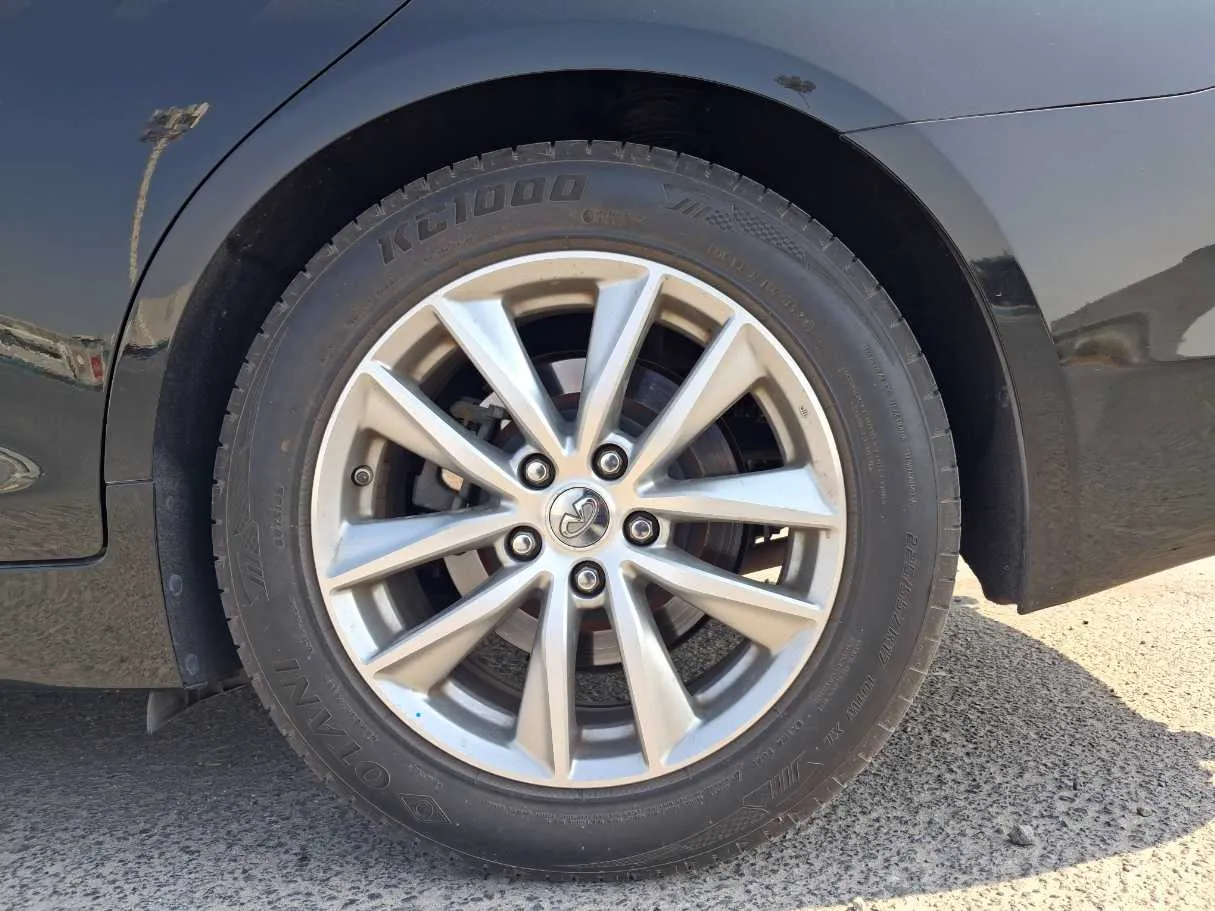 Car image 9