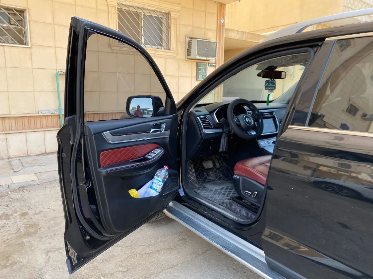 Car image 10