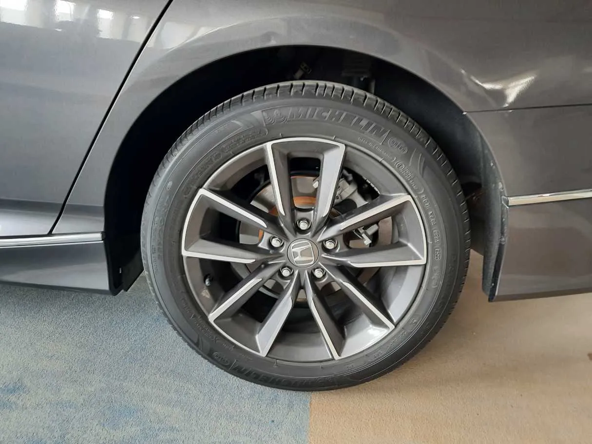 Car image 9