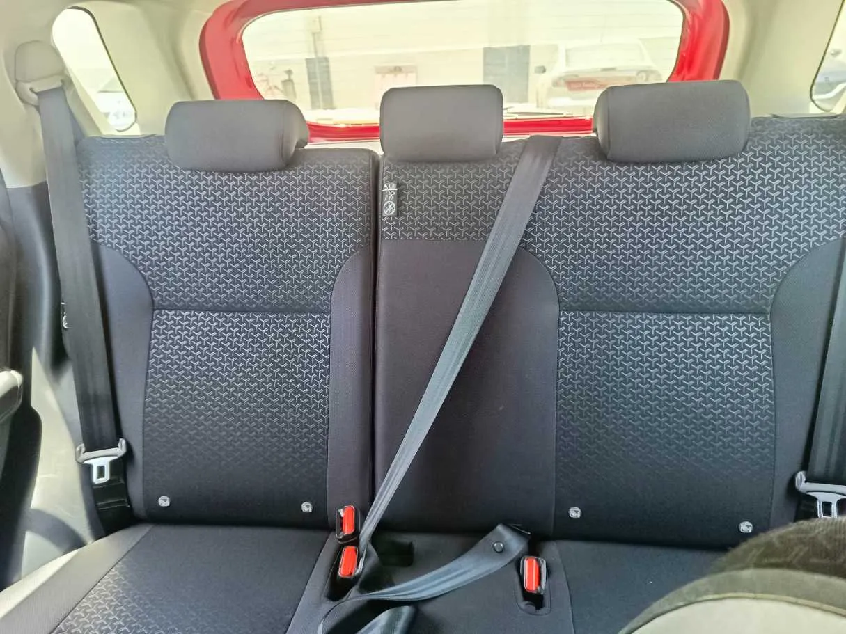 Car image 18