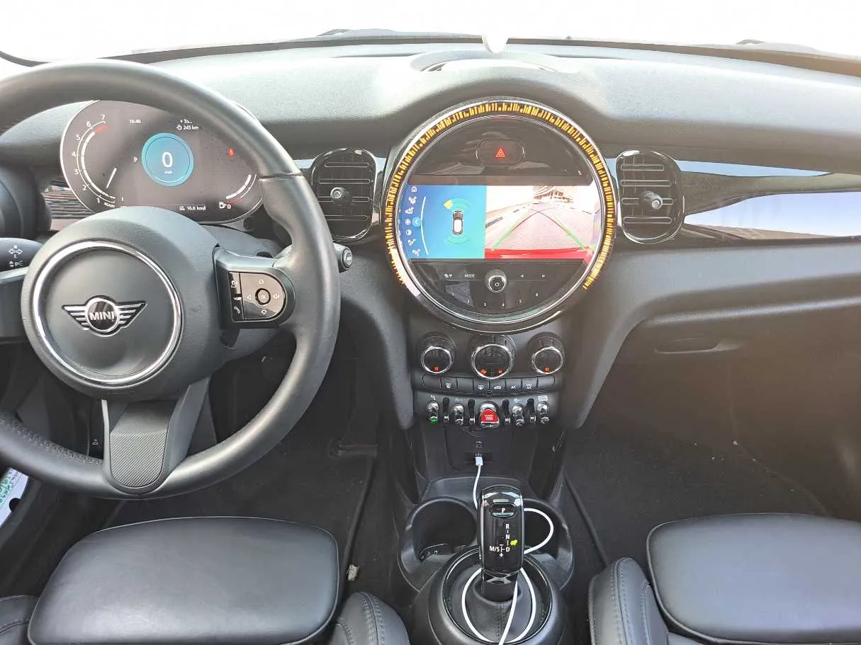 Car image 16