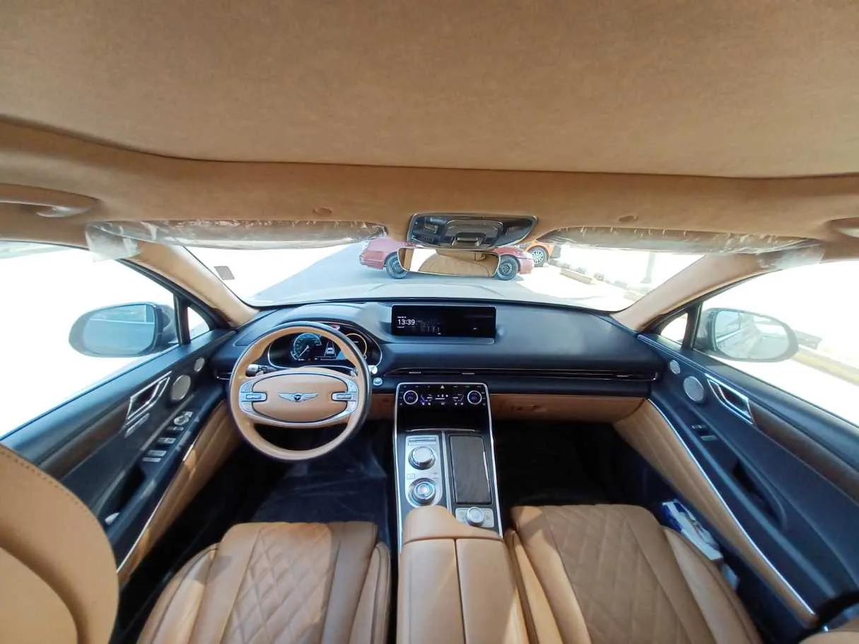 Car image 12
