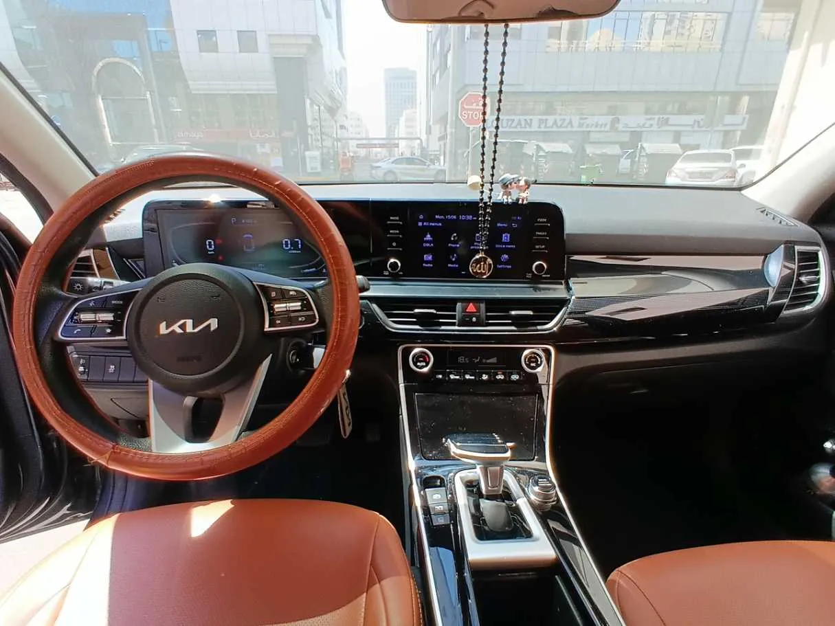 Car image 14