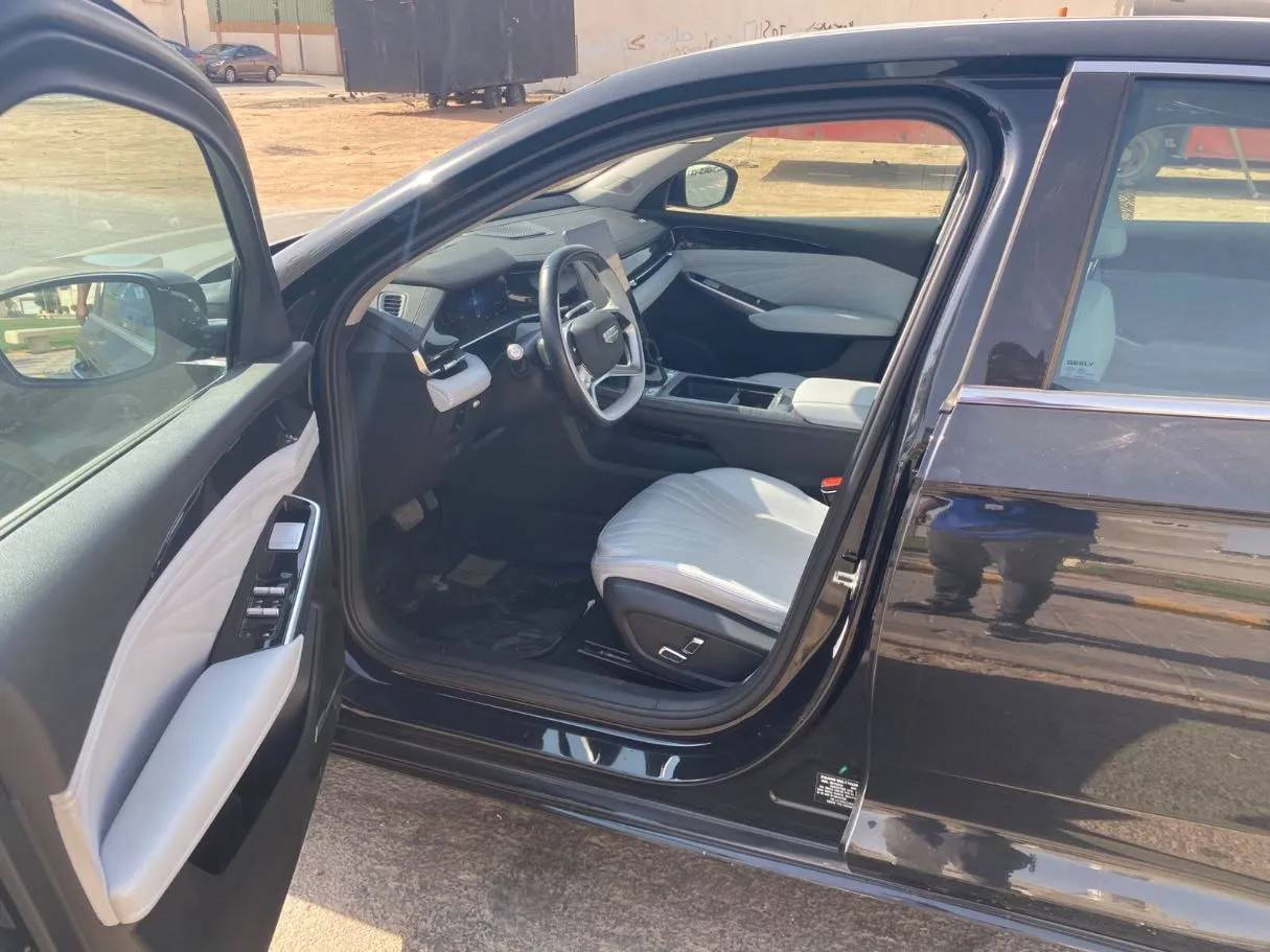 Car image 11
