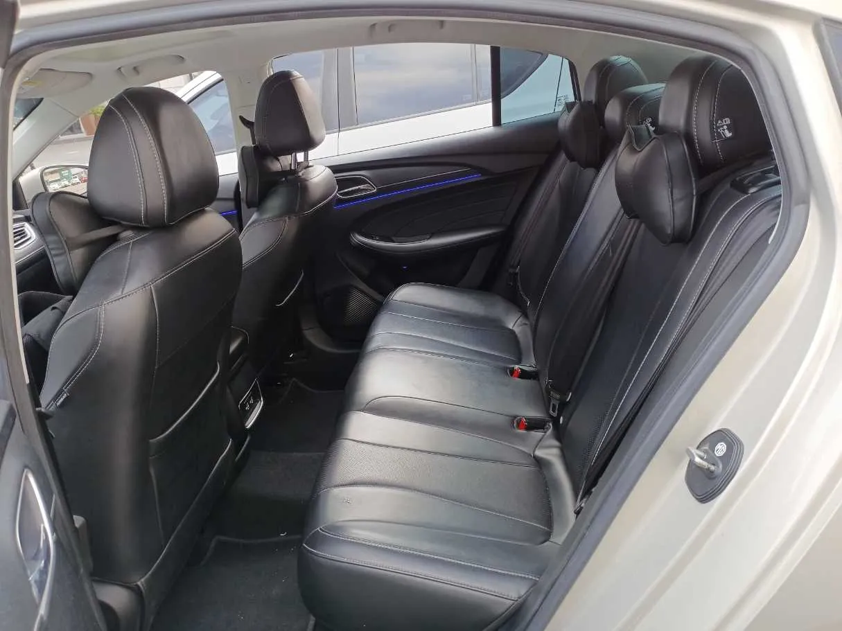 Car image 13