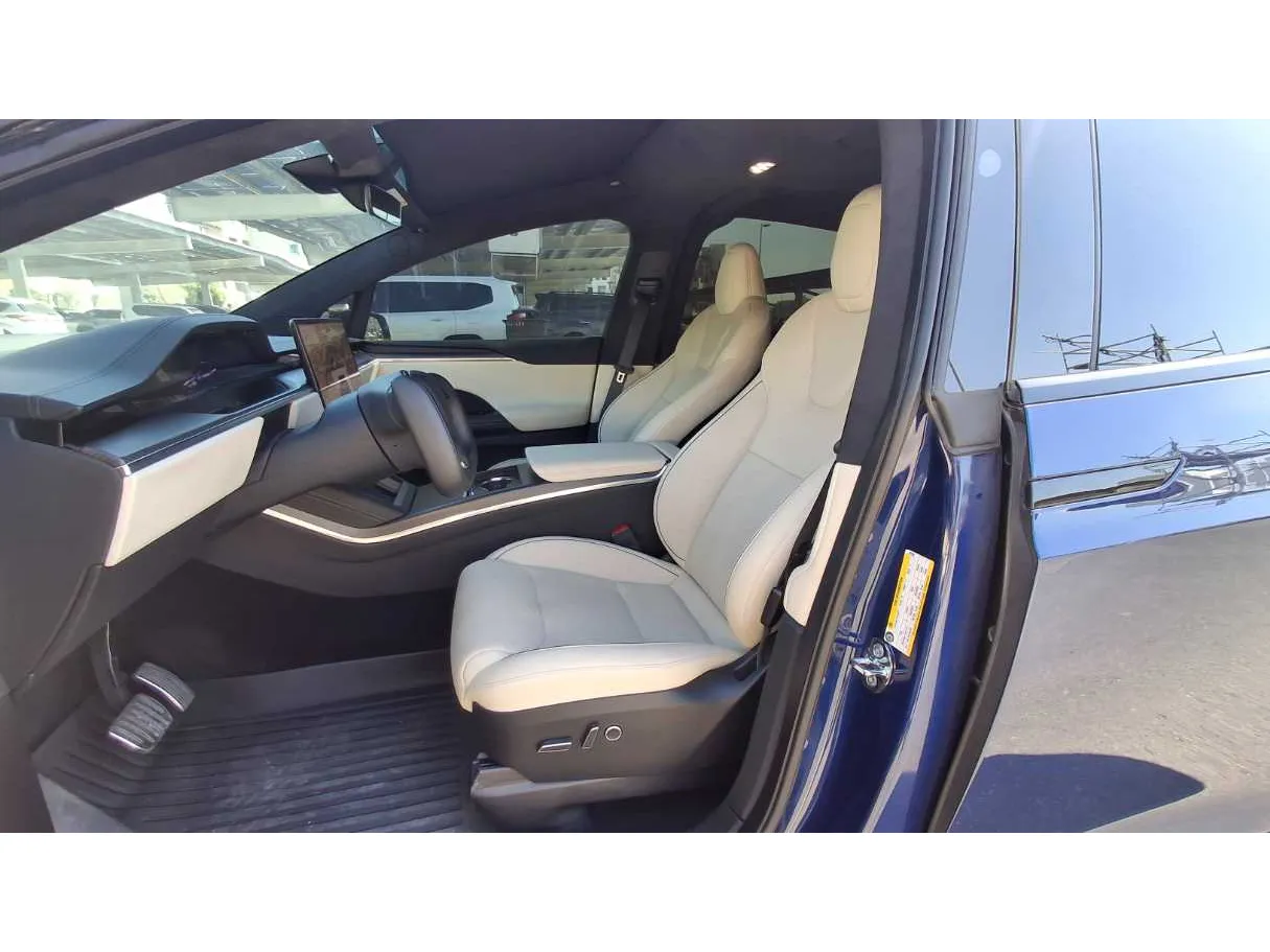 Car image 14