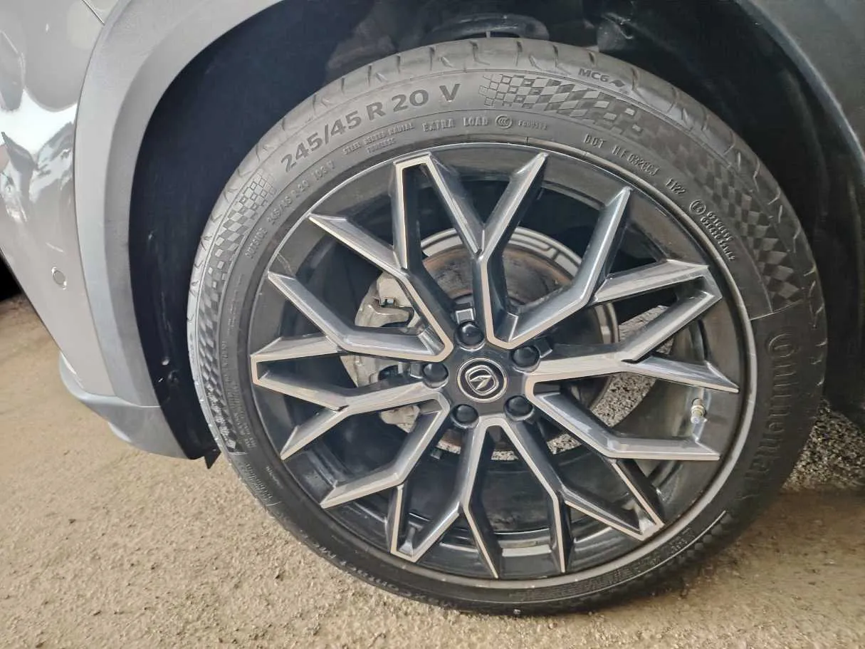 Car image 9