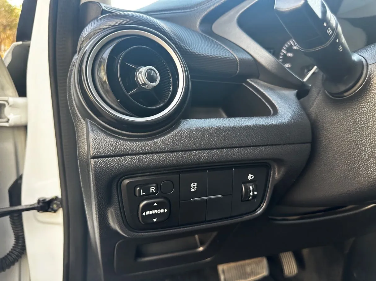 Car image 24