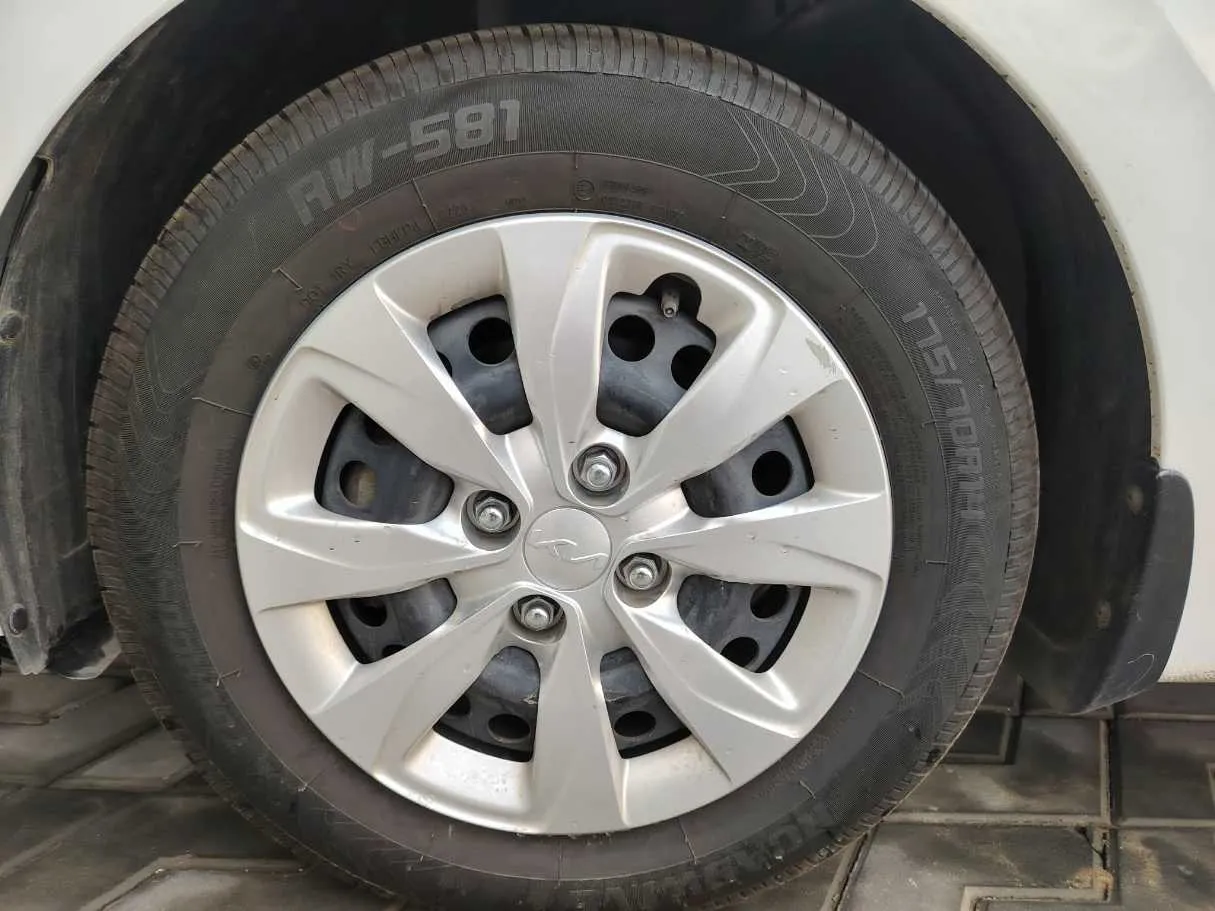 Car image 10