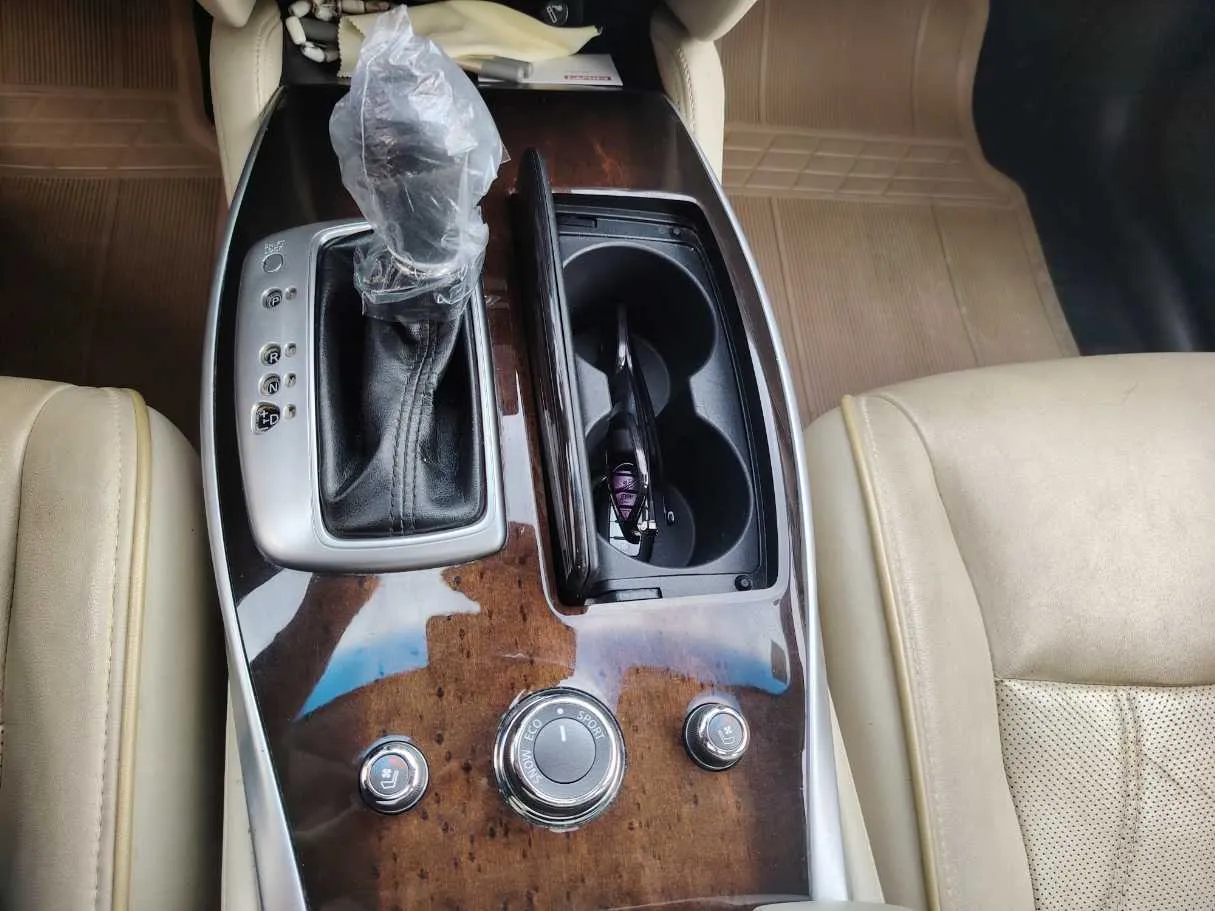 Car image 19