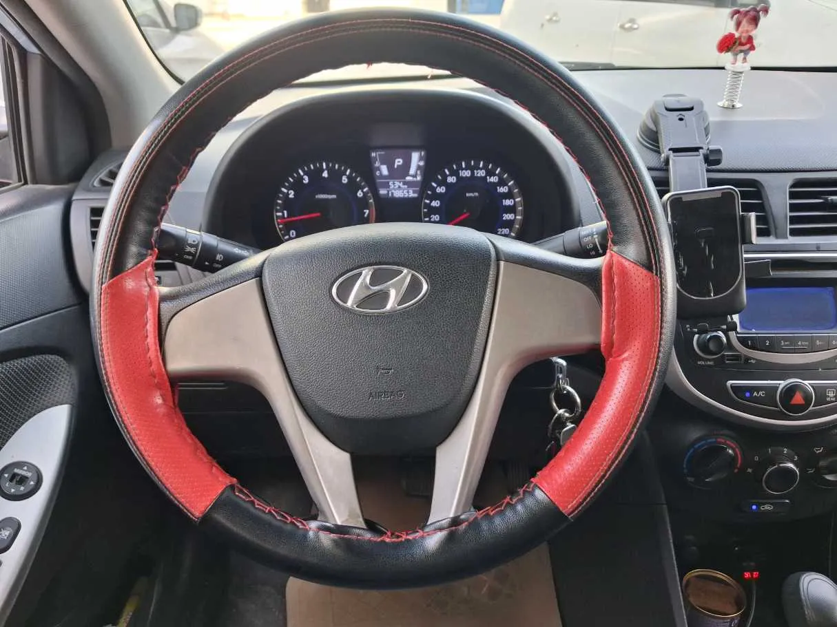 Car image 14