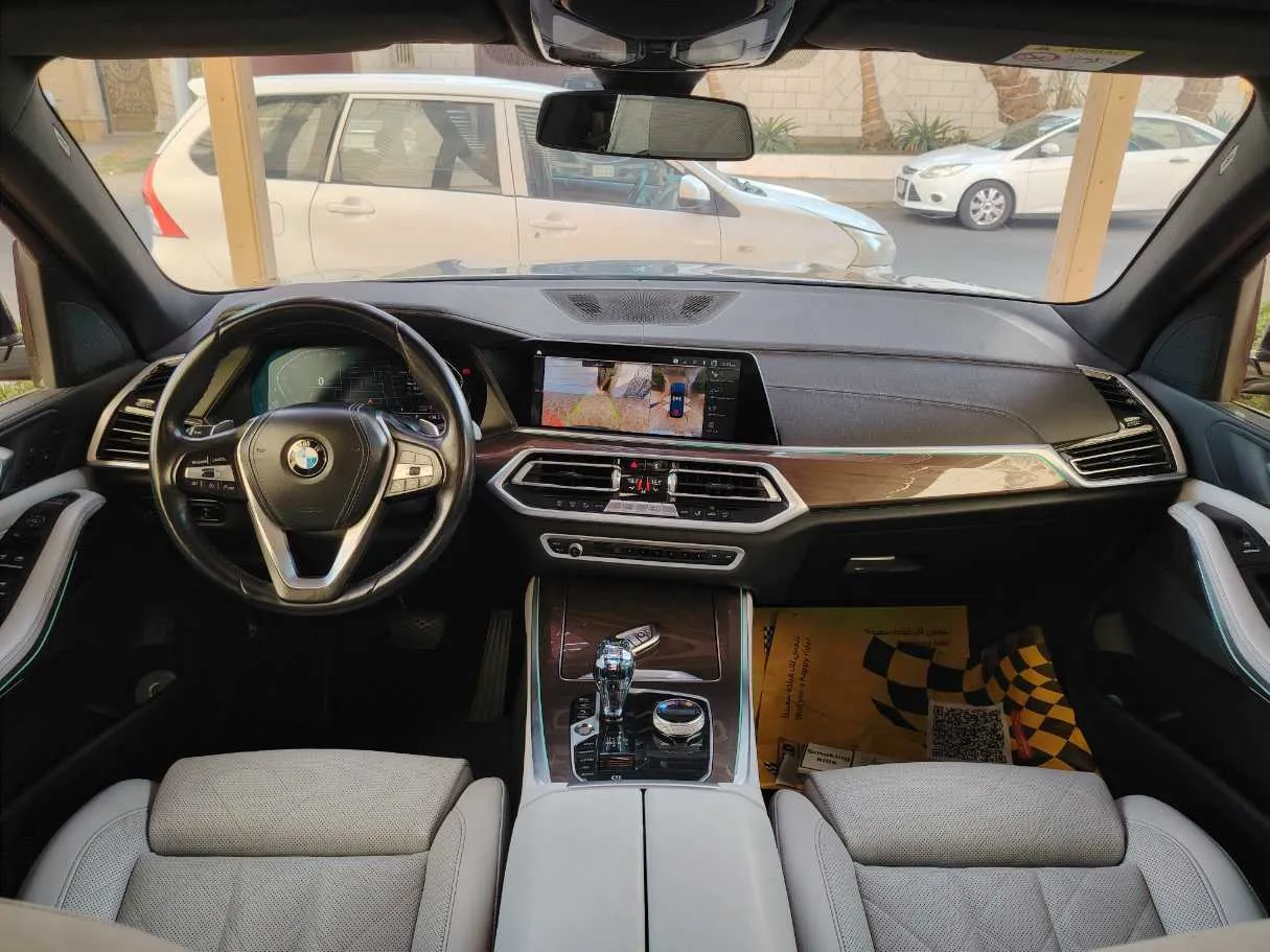 Car image 19