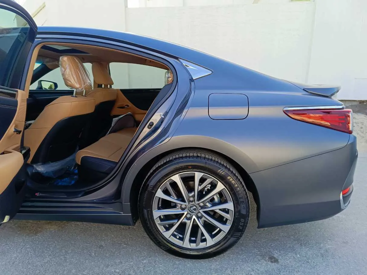 Car image 18