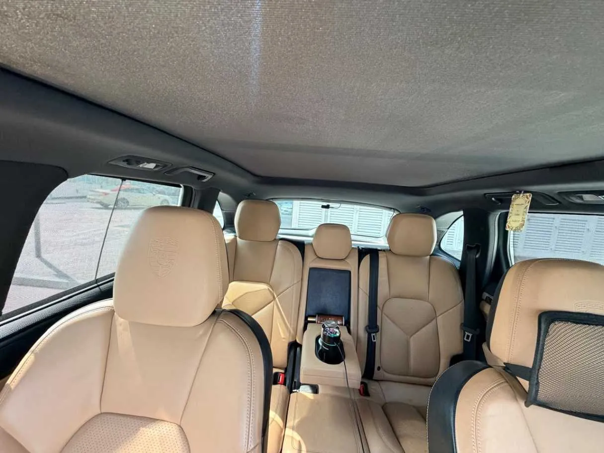Car image 14