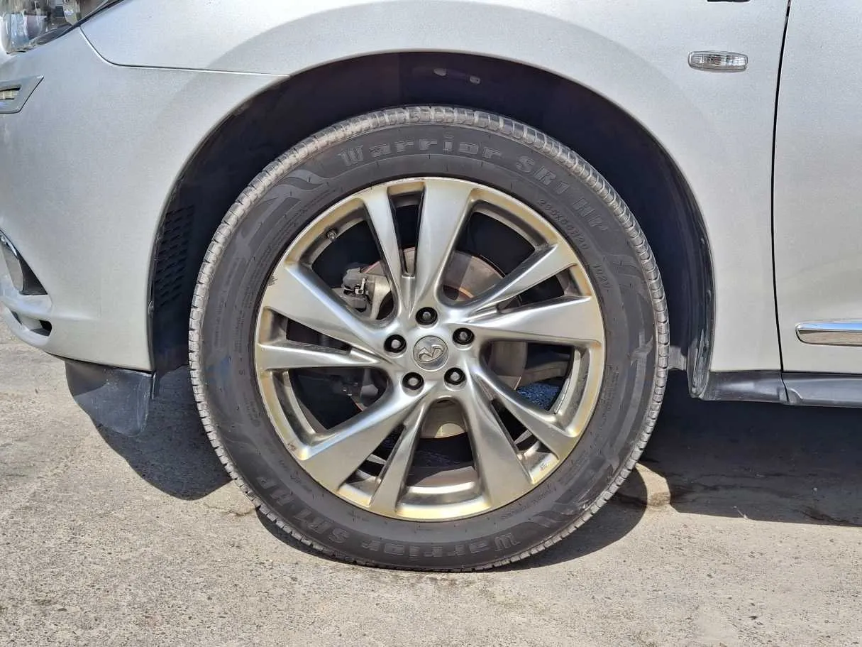 Car image 9