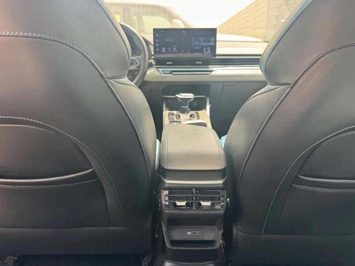 Car image 19