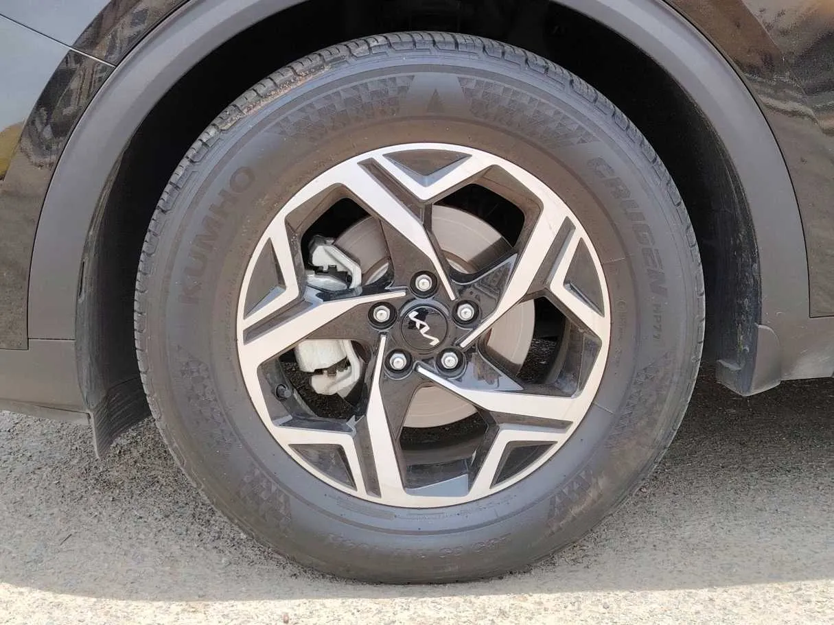 Car image 10