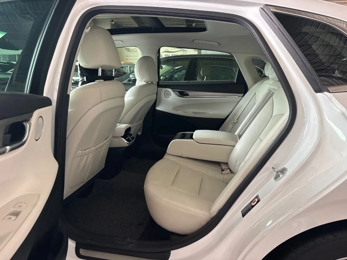 Car image 15
