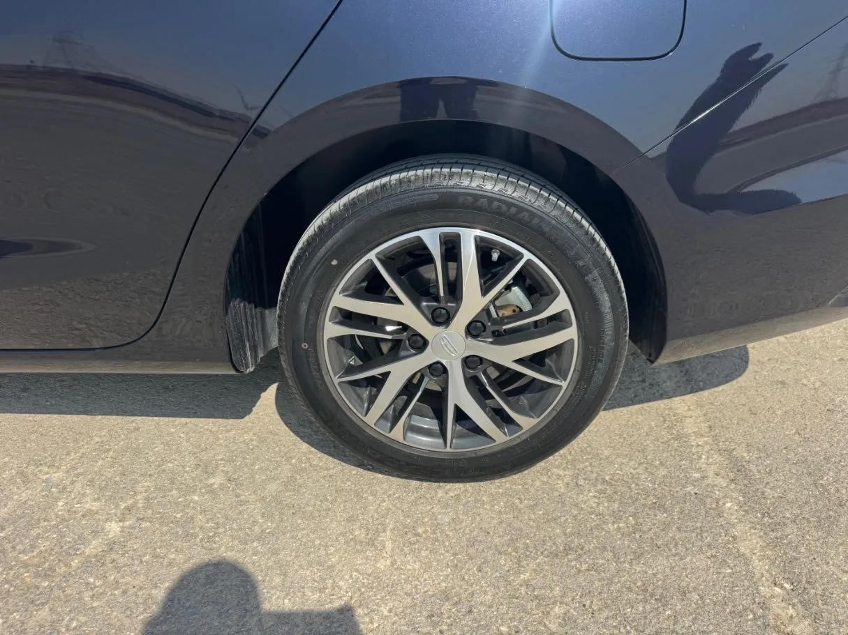 Car image 9