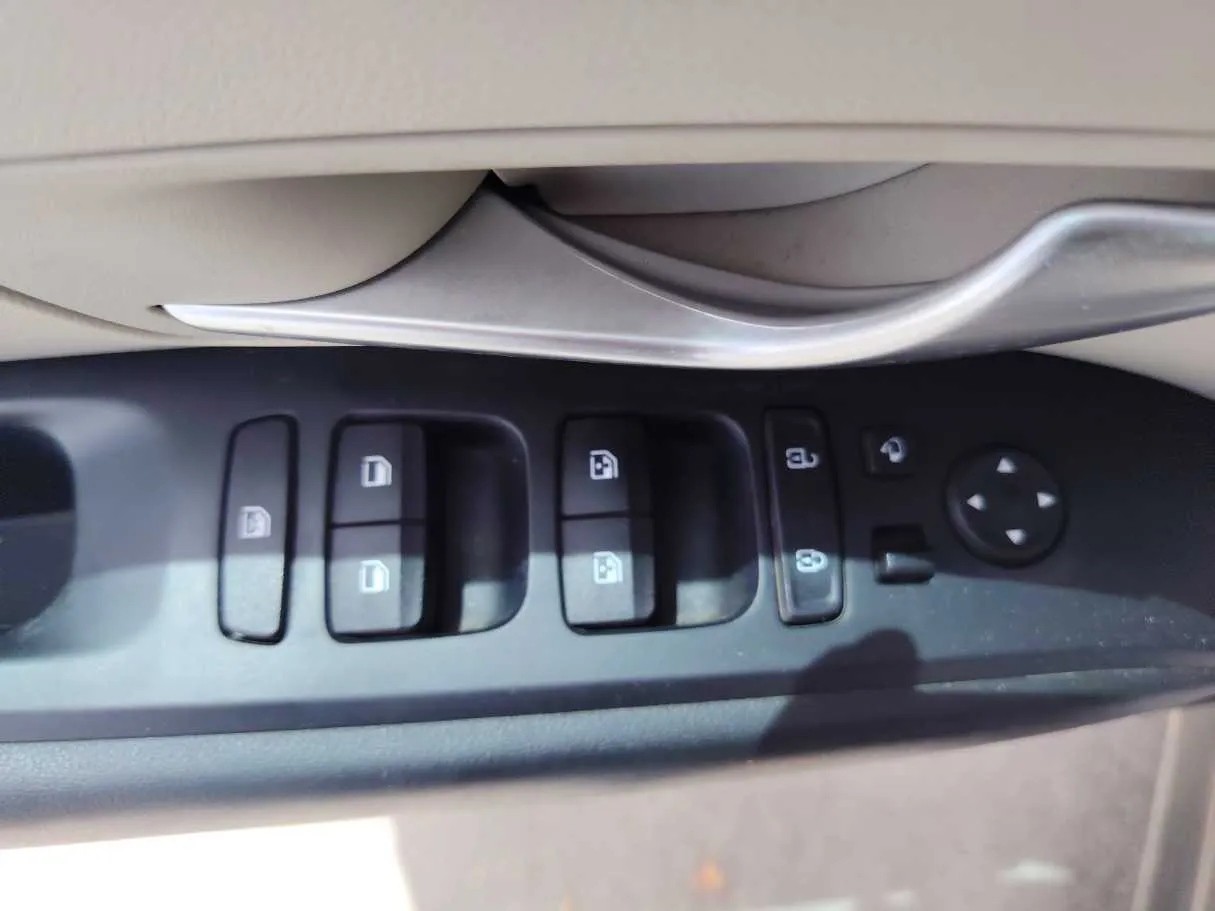 Car image 26