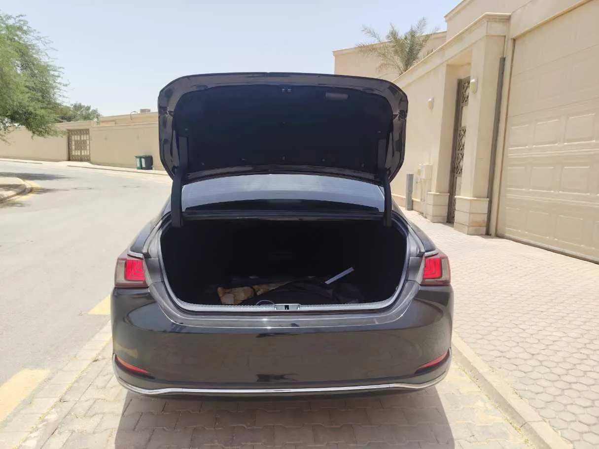 Car image 27