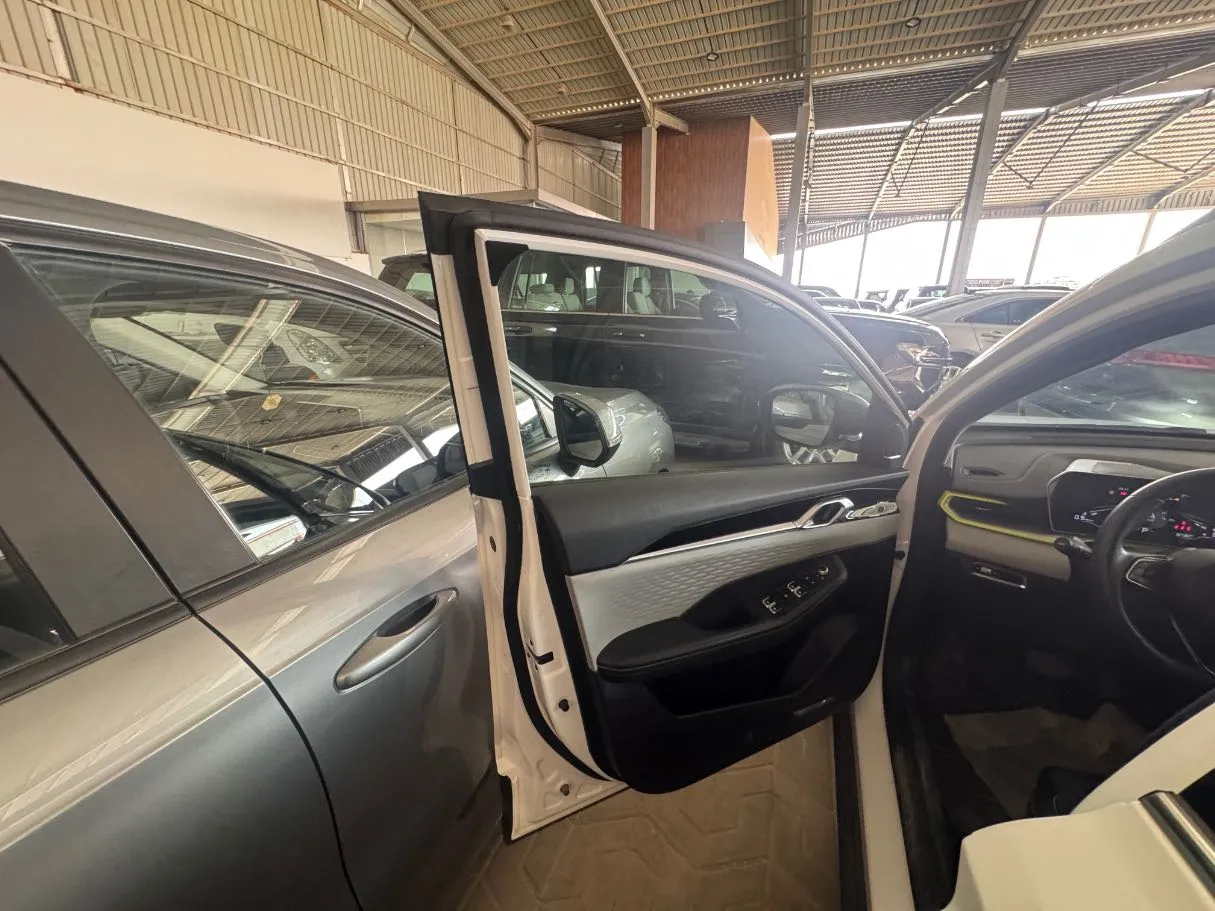 Car image 8