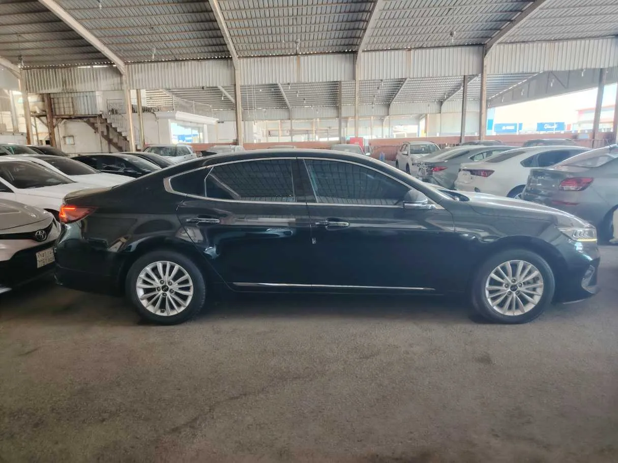Car image 4