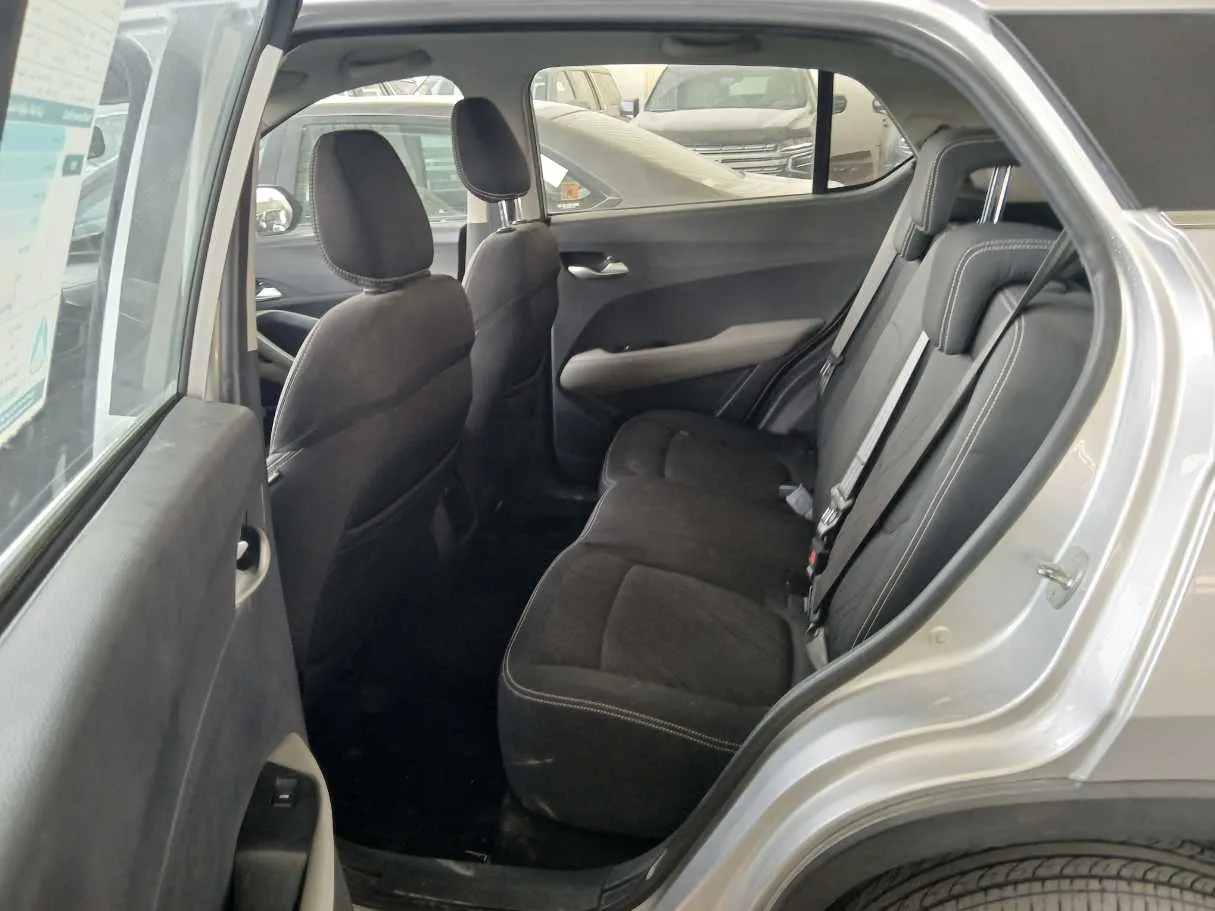 Car image 12