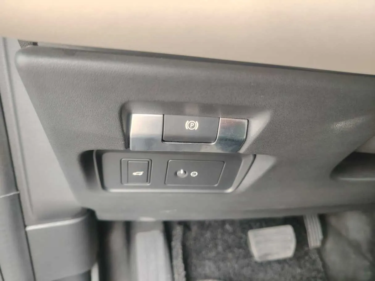 Car image 31