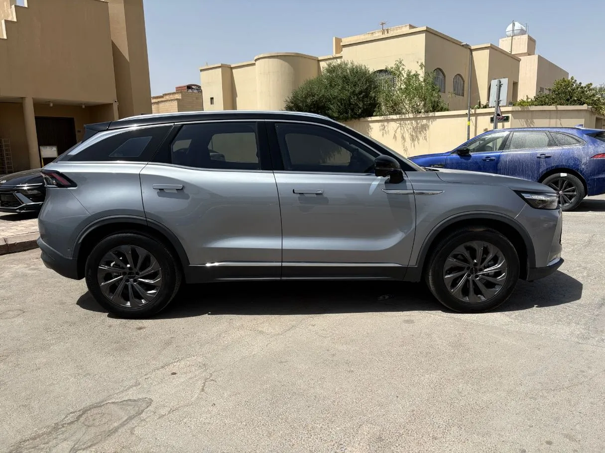 Car image 4