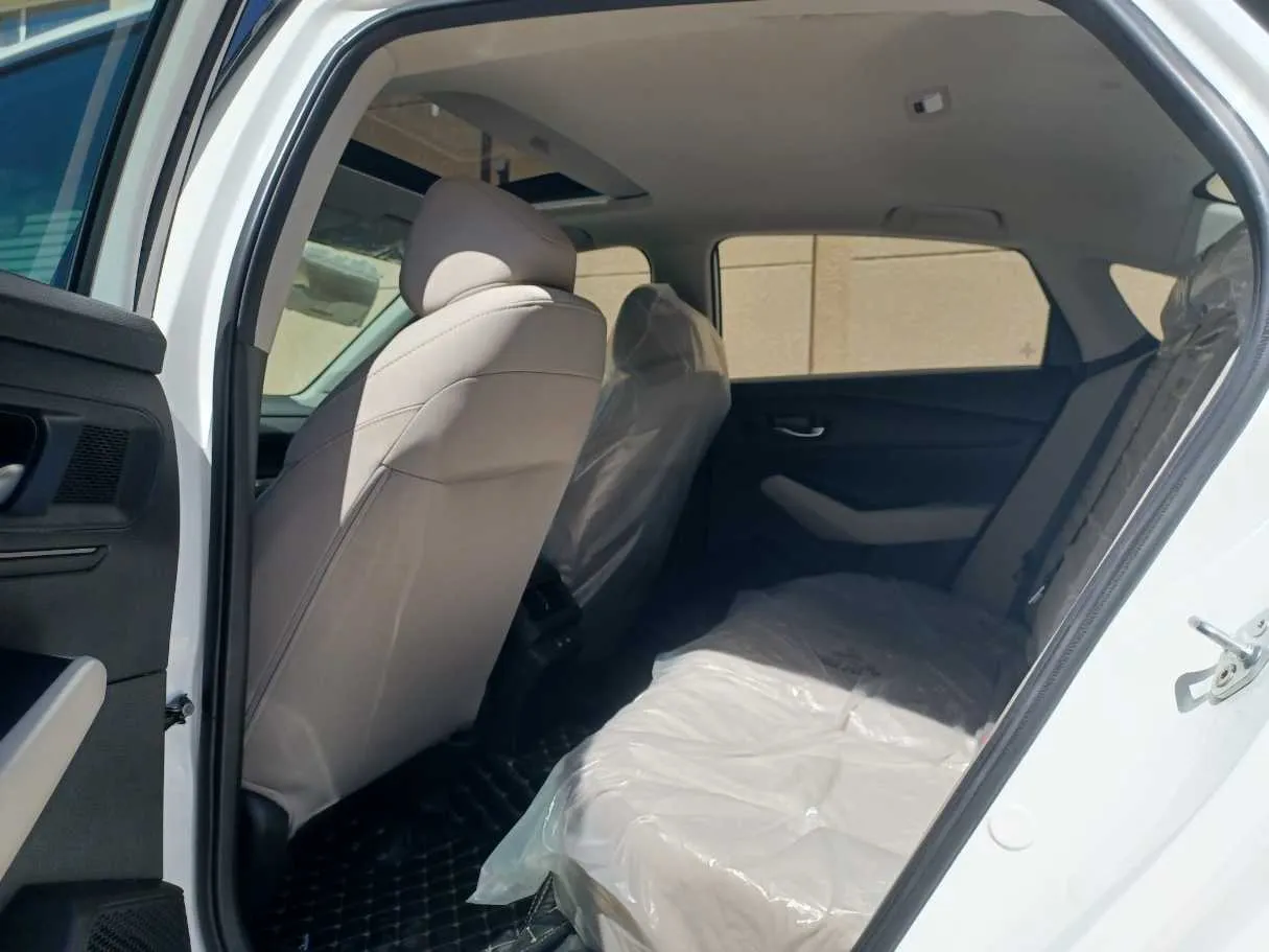 Car image 14