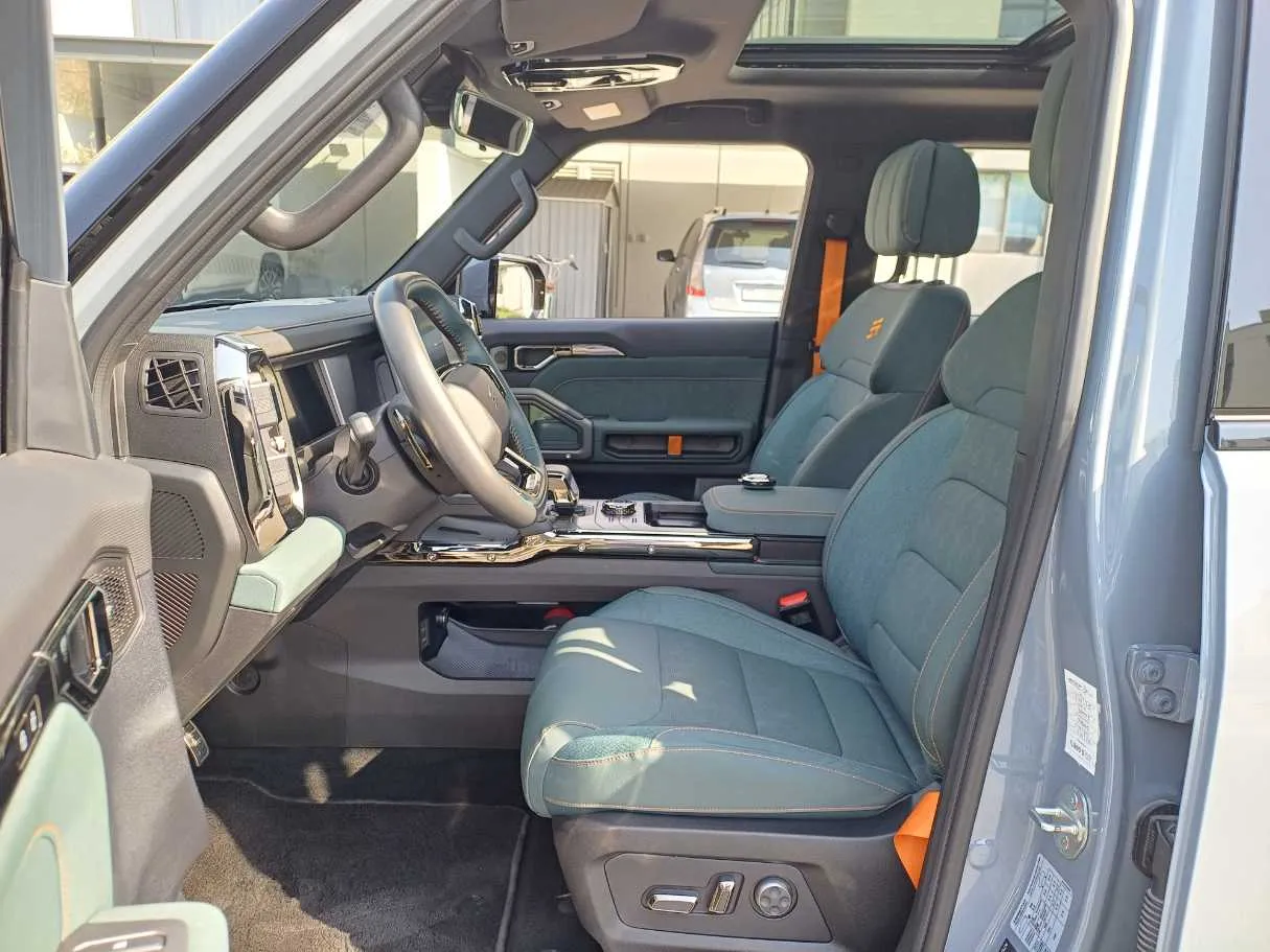 Car image 12